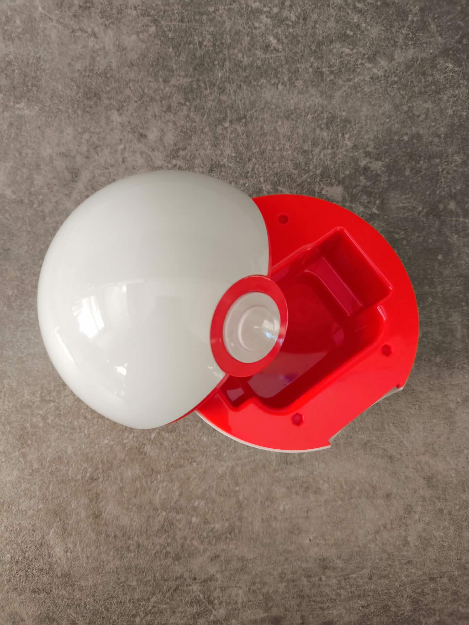 PLASTOVÝ POKÉ BALL